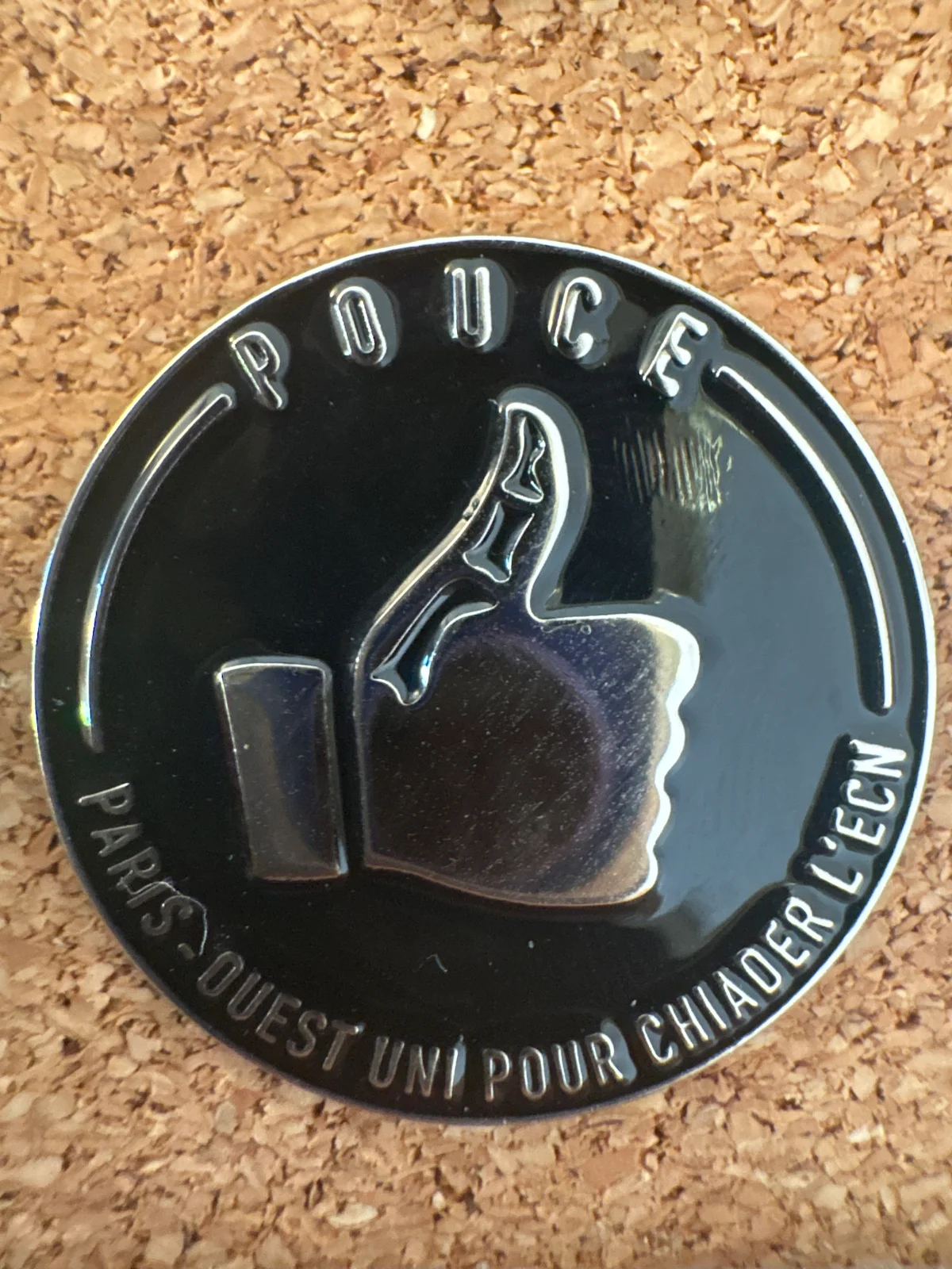 Ancien pin’s pouce